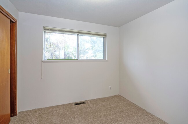 Building Photo - Spacious 4-Bedroom Home with Large Yard, Covered Patio & Garage in Lakewood