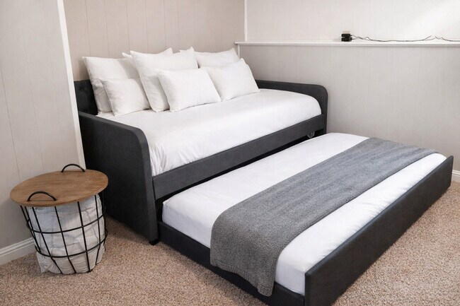 Building Photo - 11423-11425 5 Cedars Rd