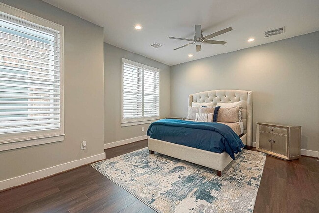 Building Photo - Modern home with 3 bedrooms, 3.5 bathrooms...