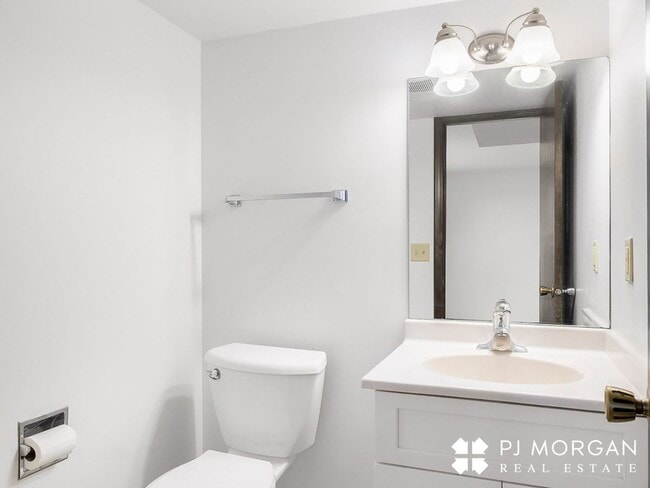 Building Photo - 3 Bed 3 Bath Duplex - Available now
