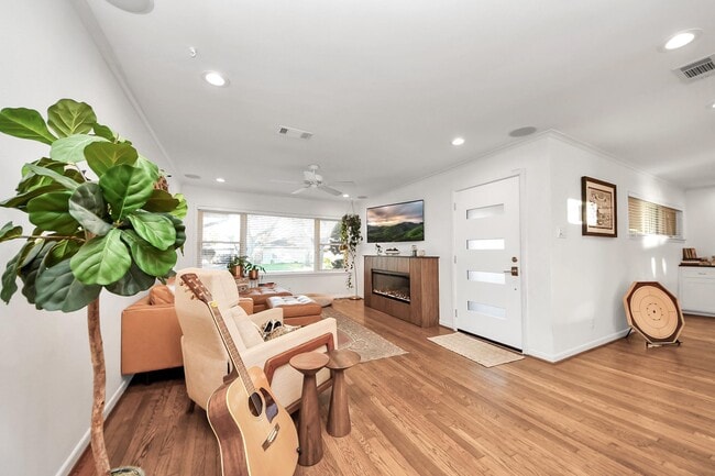 Building Photo - 411 Venice St