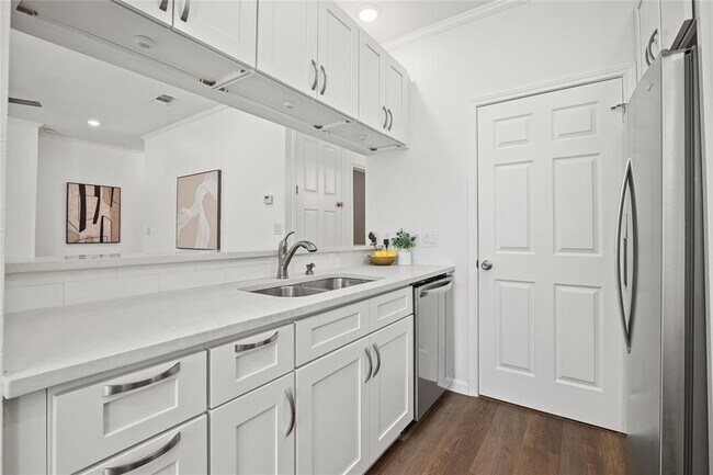 Building Photo - 6501 Columbia Oaks Ct