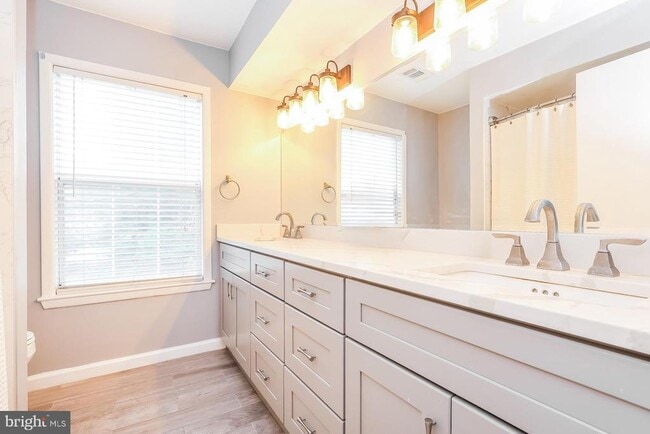 Building Photo - 306 Trinity Ct