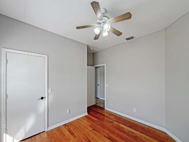 Building Photo - 906 Alfreda Ave