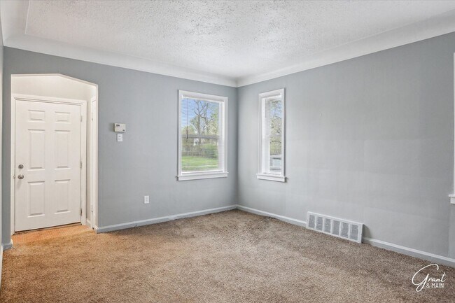 Building Photo - 2 bedroom