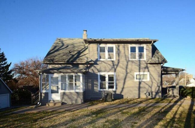 Building Photo - Beautiful 5 Bedroom Home!