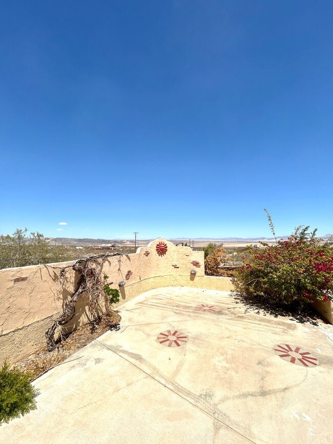 Building Photo - Serene 3 Bedroom 1.5 Bath with Pool and Solar