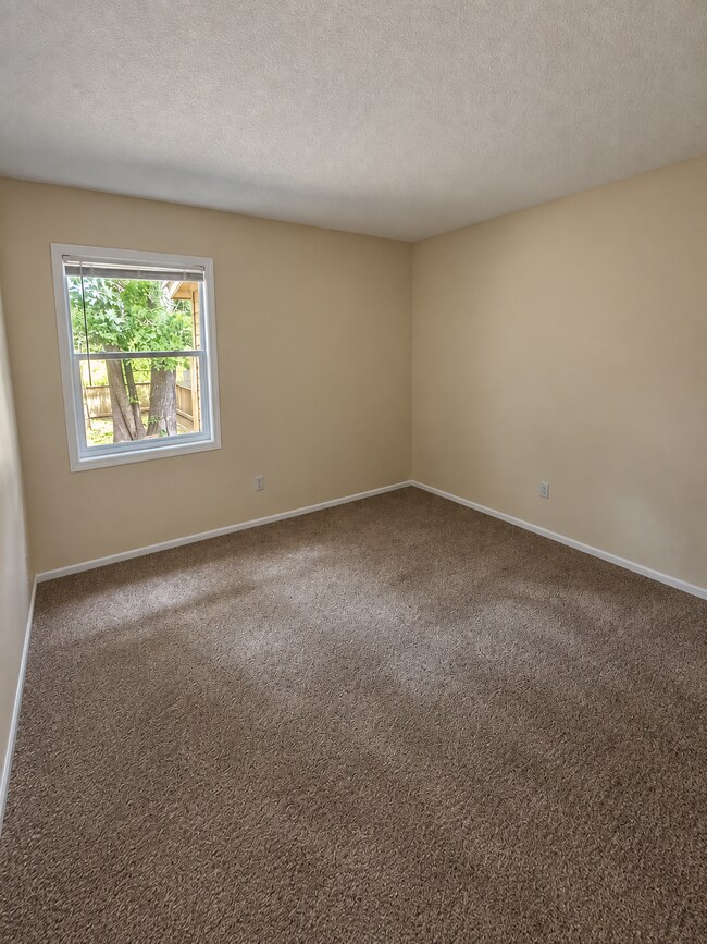Building Photo - 137 Twinwood Dr