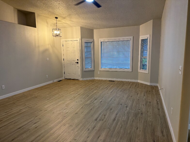 Building Photo - 1093 W Waltman Dr