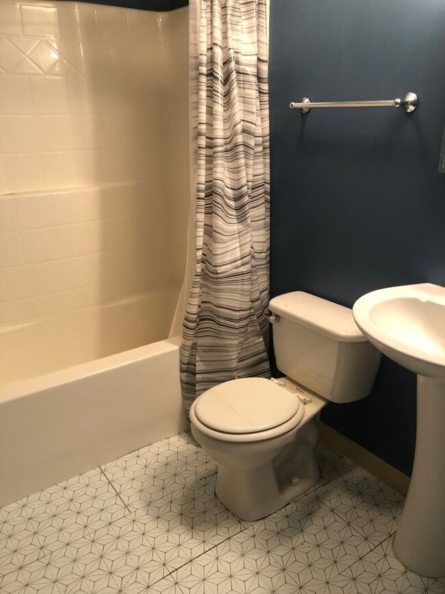 Building Photo - Close to Campus!