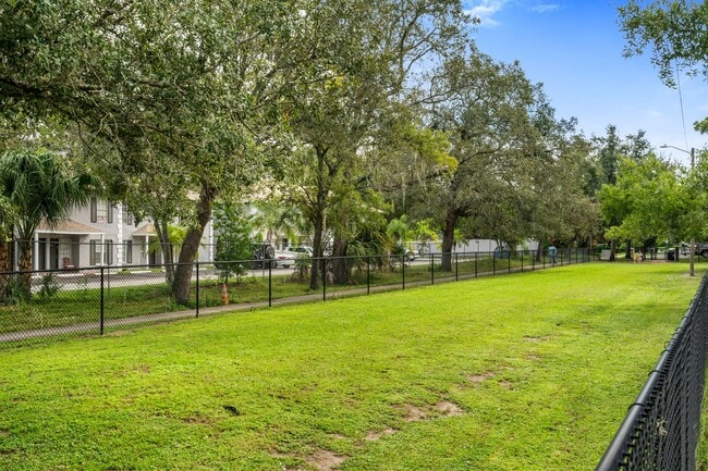 Building Photo - Beautiful Temple Terrace Townhome!