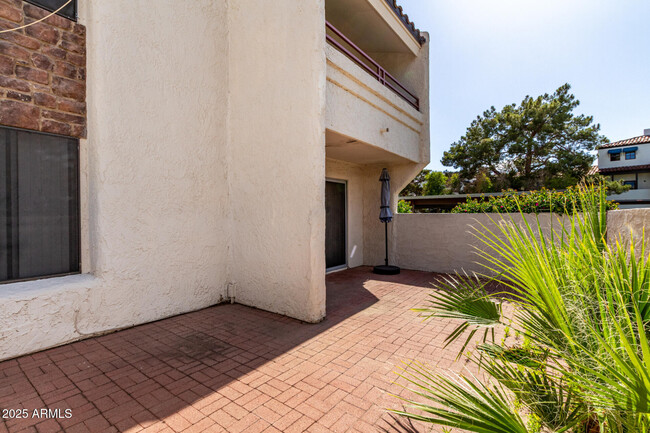 Building Photo - 7350 N Vía Paseo Del Sur