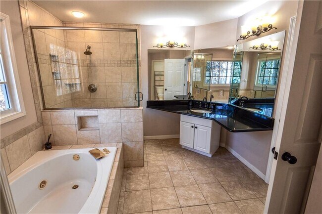 Building Photo - 1865 Oak Tree Hollow