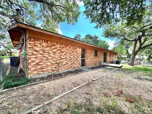 Building Photo - 3 Bed, 2 Bath Home – Fully Equipped & Move...