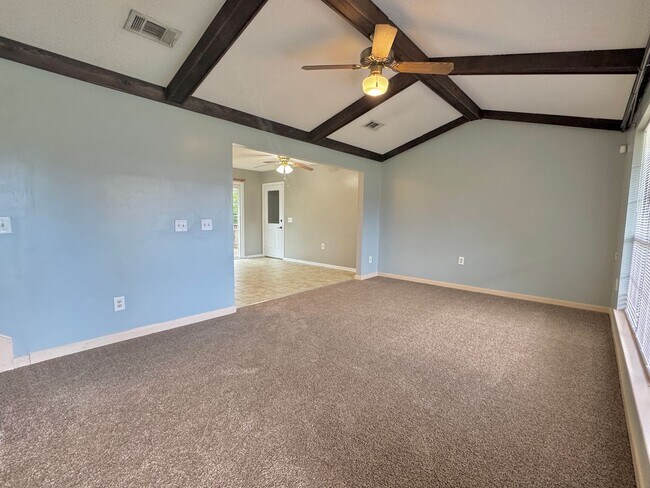 Building Photo - AVAILABLE NOW [PET FRIENDLY]