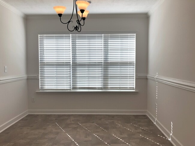 Building Photo - 807 Goodale Dr