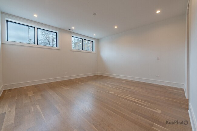 Building Photo - 901 W Cullerton St