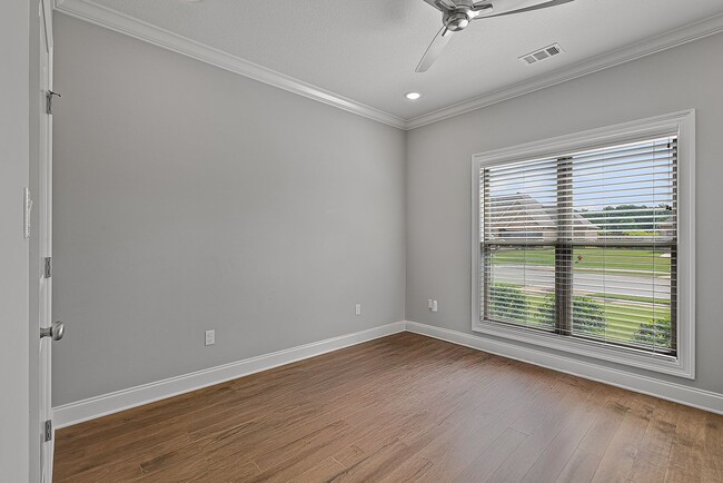 Building Photo - Rare Executive Rental in Desirable South J...