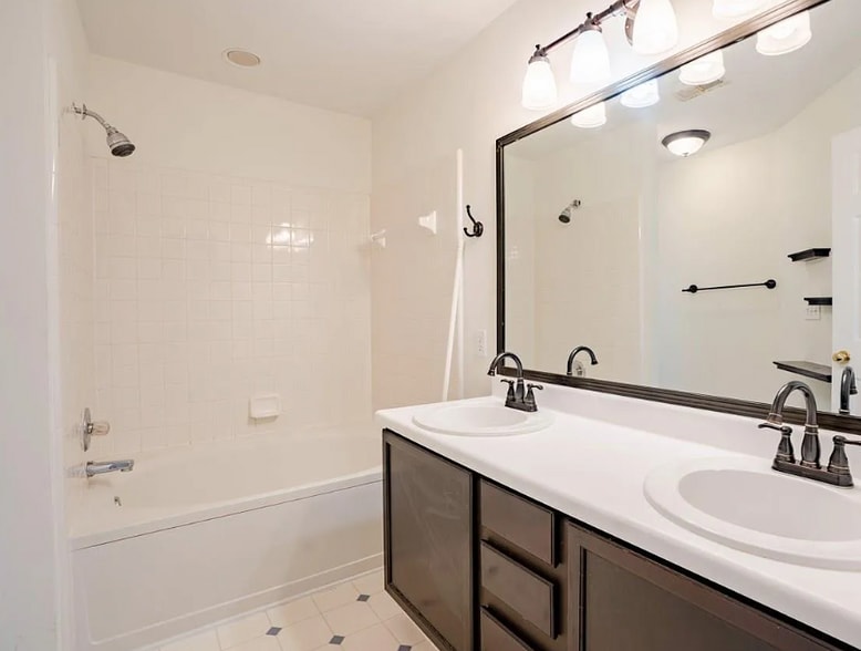 Building Photo - 9 Casabelle Ct