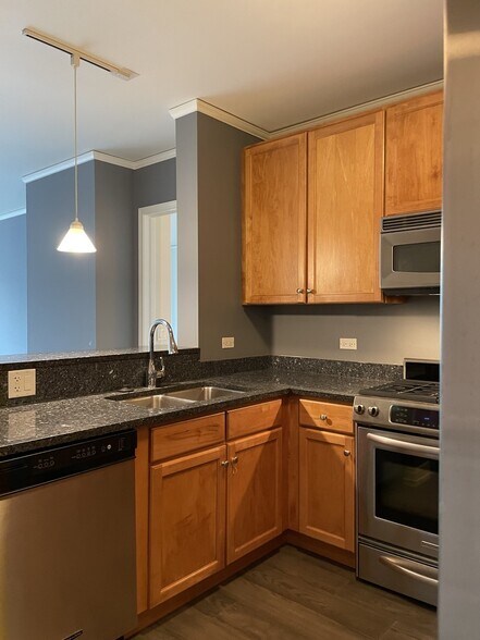 Building Photo - 450 E Waterside Dr