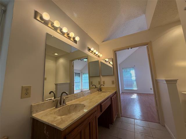Building Photo - 5210 Manhassett Dr