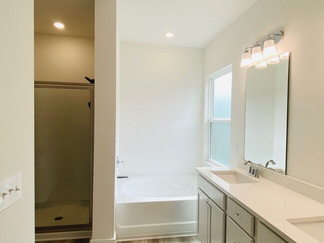 Building Photo - Over 2,000 Sq Ft! 4BR Home w/ En Suite Guest Room