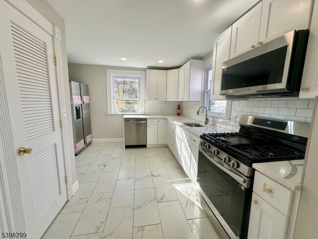 Primary Photo - 328 Bloomfield Ave