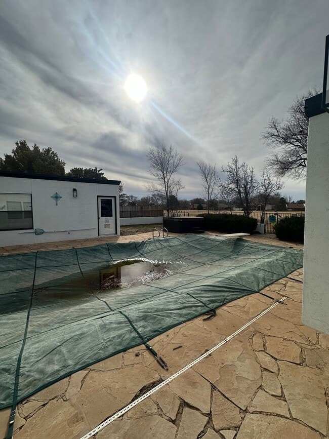 Building Photo - Spacious 3 Bed Home with Pool & Hot Tub!