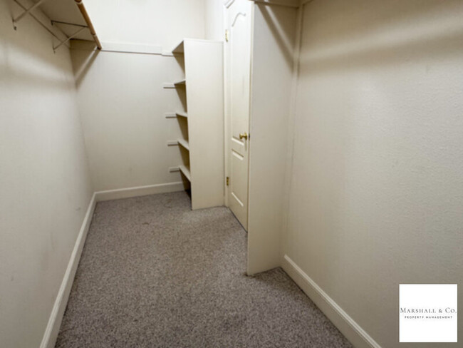 Building Photo - MUST SEE!  LARGE 1BR/1BA, 4-Plex,UPDATED, ...