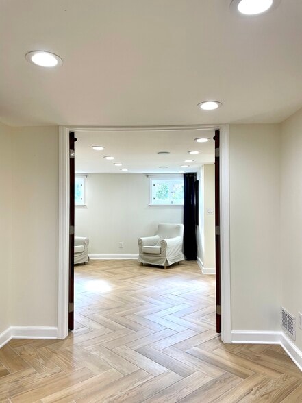 living area - 1555 E Browning Ave