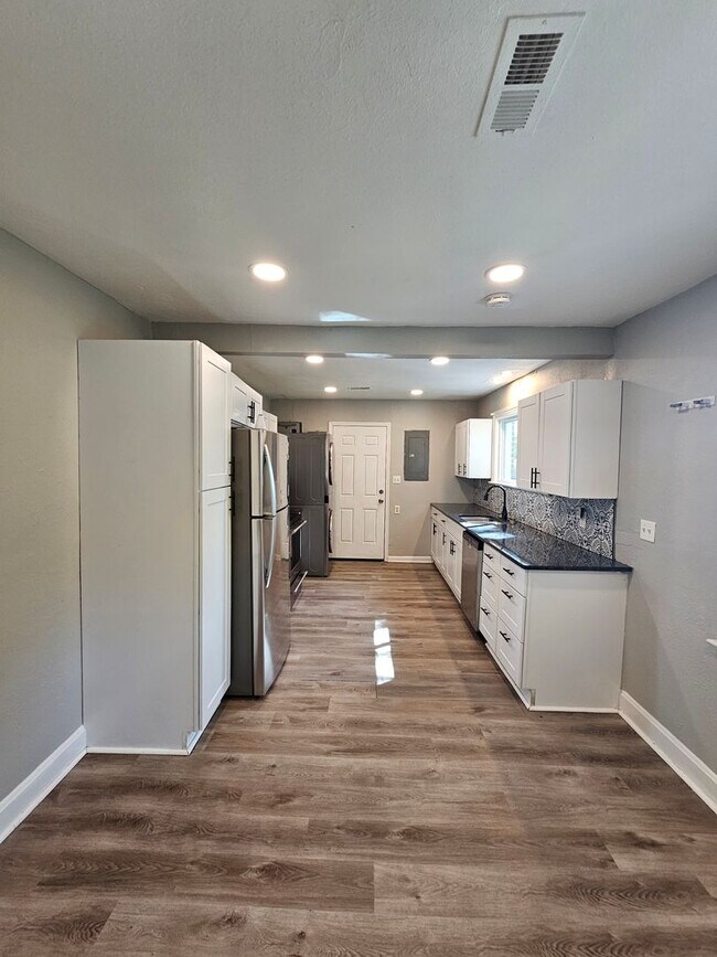 Building Photo - 348 Virginian Dr unit A