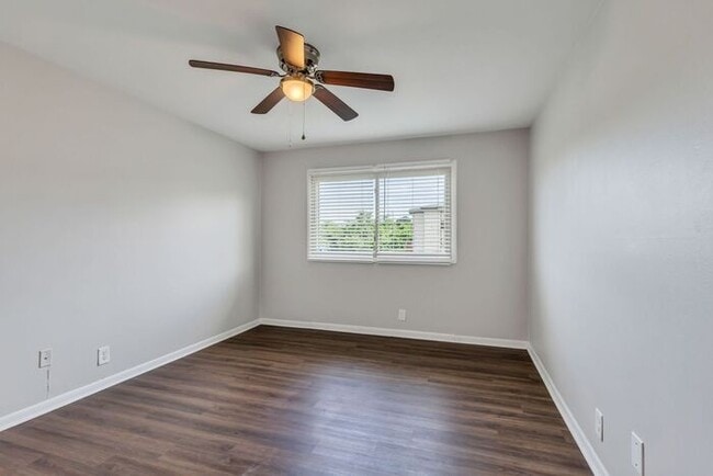 Building Photo - Remodeled 1 Bedroom Apartment!!! Walk to t...