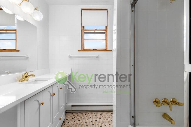 Building Photo - 1-Bed Apartment with Hardwood Floors, In-U...