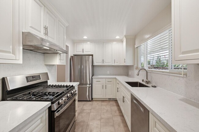 Building Photo - Luxury Apartment Available in gated Community downtown Palo Alto!