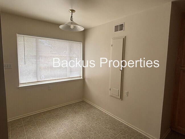 Building Photo - Great one level three bedroom home in South Salinas