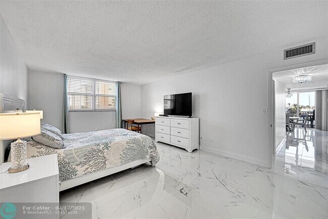 Building Photo - 1401 S Ocean Dr