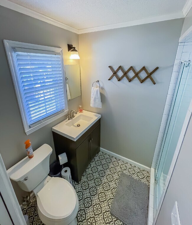 Building Photo - Spacious Stay for Crews | 4BR + Parking + ...