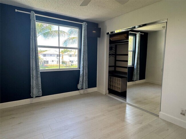 Building Photo - 7481 Santa Monica Dr