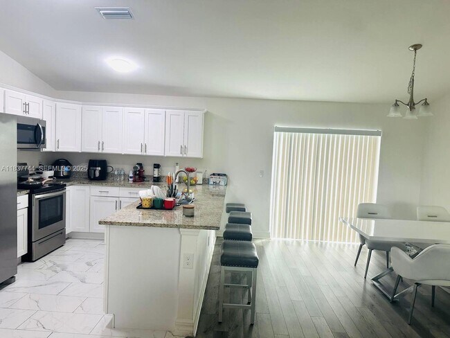 Building Photo - 2524 NE 5th Ave