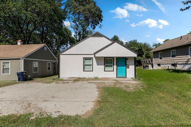 Building Photo - "Adorable 3-Bedroom Home with Elegant Touc...