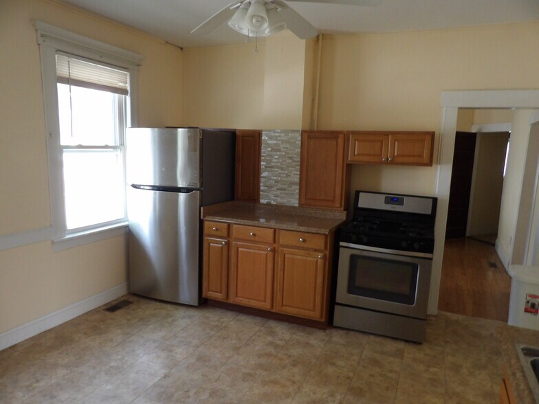Kitchen w/appliances - 112 Jackson Ave