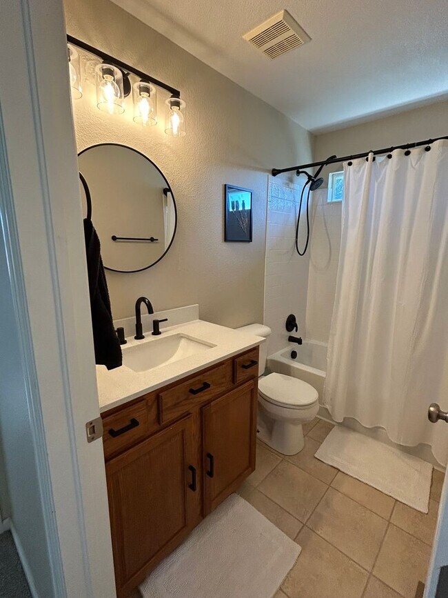 Building Photo - Stunning 3 bed 2.5 ba home for rent at Murphy Creek neighborhood Aurora CO 80018