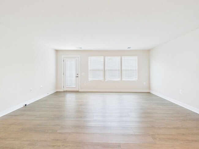 Building Photo - Functional Floorplan, Modern Comfort – Wel...