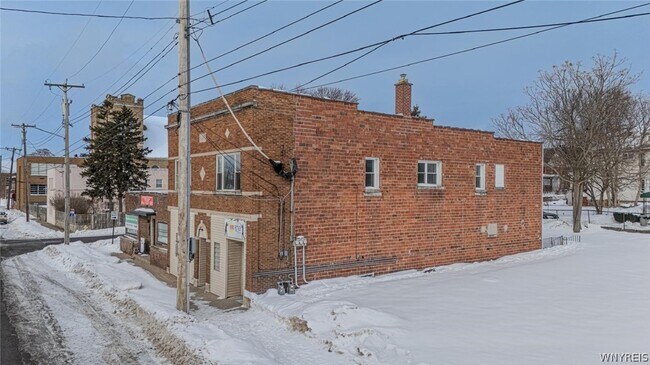 Building Photo - 1204 Niagara St