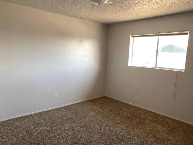 Building Photo - 2 Bedroom Upstairs Unit off 20th Street