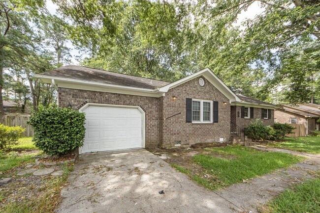 Building Photo - 3 Bedroom 2 Bath Home in Briarwood - Summe...
