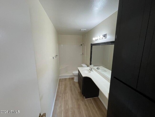 Building Photo - 2709 S Alder Dr