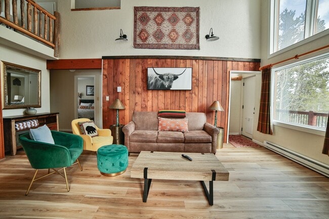 Building Photo - Cabin on Peak 7! 2bed plus loft!  Hot tub!