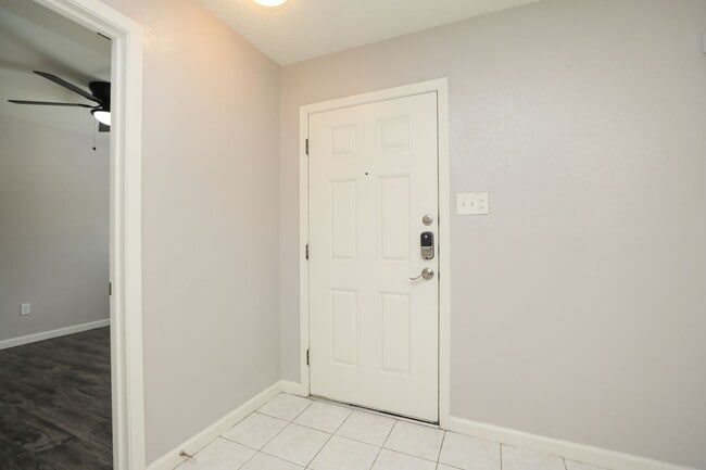 Building Photo - 3 bedroom 1.5 bathroom now available.