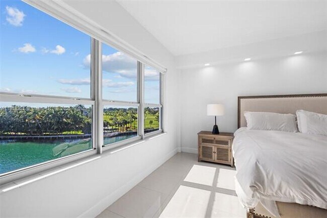 Building Photo - 9102 W Bay Harbor Dr